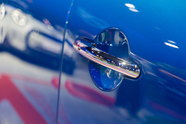 打开现代汽车的侧门。美丽。图片下载