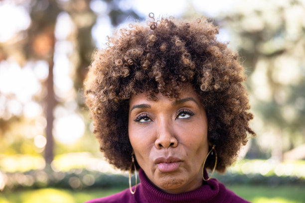 黑女人做一个滑稽的脸图片下载