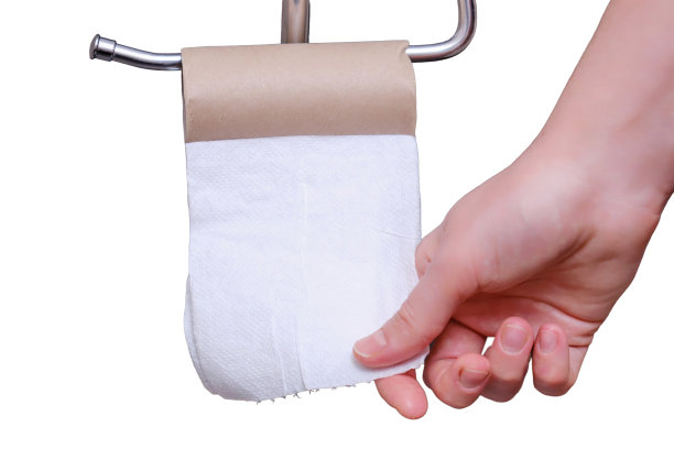 一名男子坐在厕所里，手里拿着一卷用完的空厕纸，孤零零地躺在白色的背景上图片下载