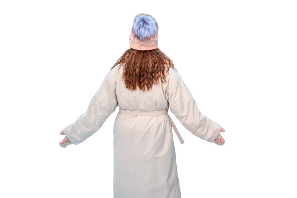 除夕夜，冬日的大自然中，一名妇女在白色背景下挑选一棵圣诞树图片下载