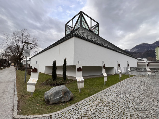 位于奥地利施瓦茨蒂罗尔的圣·圣·芭芭拉天主教堂在艾布施罗芬的背景下图片下载