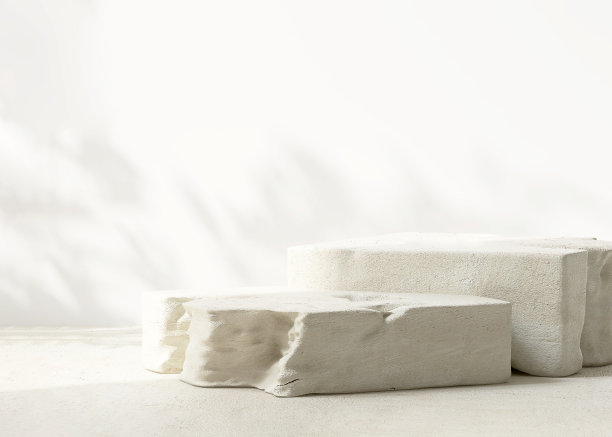 两个自然形成的白色砂岩平台，在阳光下的石地板上有不同的层次，白色墙壁上有树叶的影子图片下载