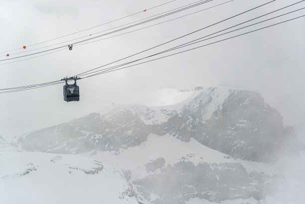 雾中缆车图片下载