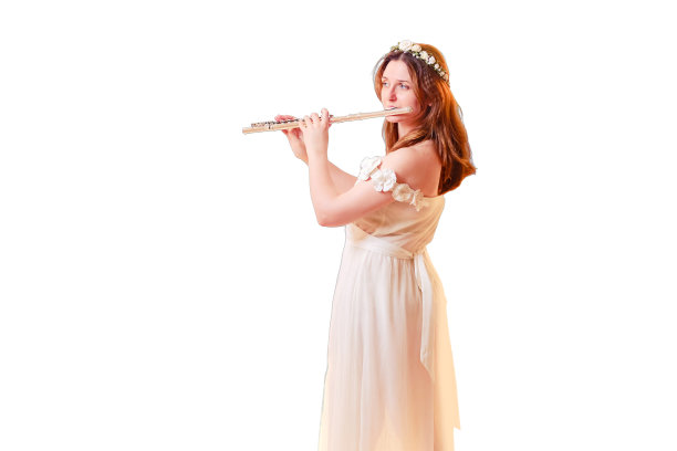 一位女音乐家拿着长笛站在白色背景上图片下载