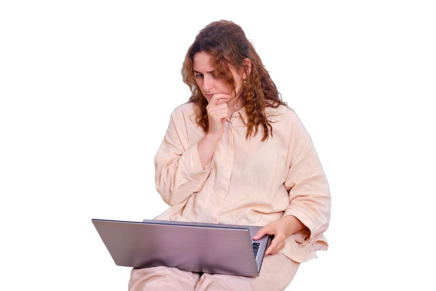 悲伤的女学生坐在床上，孤零零地坐在白色背景的电脑前沉思。怀疑女人在家里在线学习图片下载