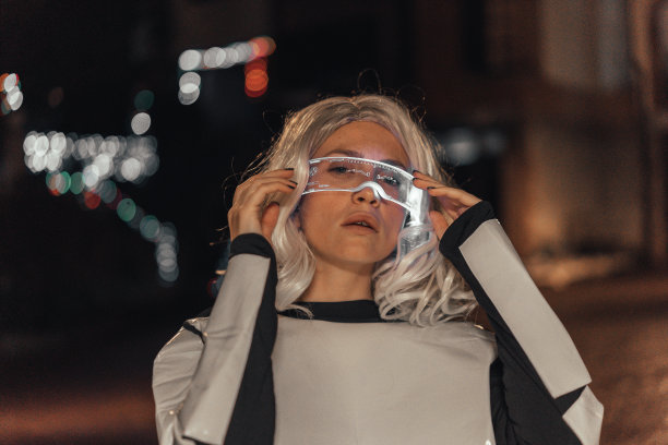 女人的肖像与照明未来眼镜和白发在城市，看向两侧图片下载