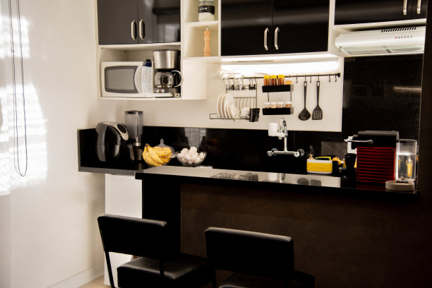 黑白设计的厨房图片下载