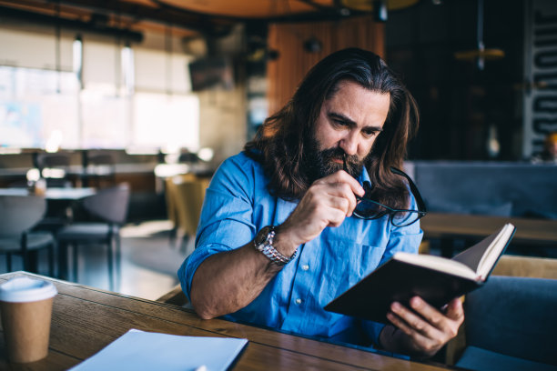 集中了帅气的大胡子男读者，休闲时拿着有趣的畅销书琢磨奥罗特，严肃的白种人，休闲时拿着文献在咖啡馆查资料图片下载