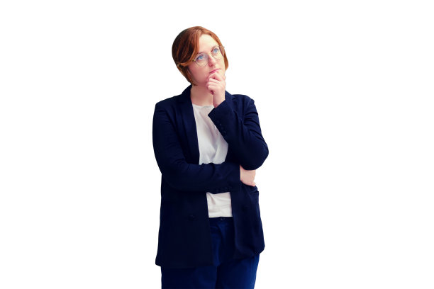 一位学校老师满腹狐疑地站在一块空黑板前，空白的黑板上写着题词，孤零零地贴在白色的背景上。流感期间通过互联网学习的问题图片下载