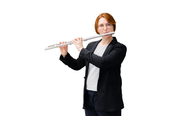 一位音乐老师在白色背景上演奏长笛。对着写有“音乐学校”字样的黑板学习管乐器图片下载