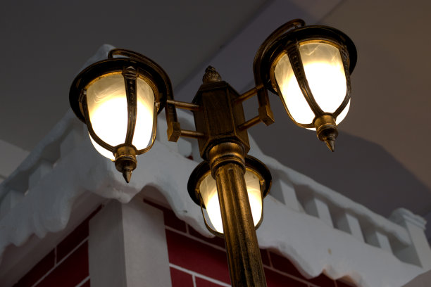 三盏用黑色铁杆点亮的花园灯图片下载