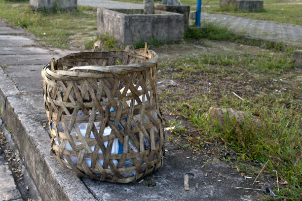 一个游客留下的竹编垃圾桶图片下载