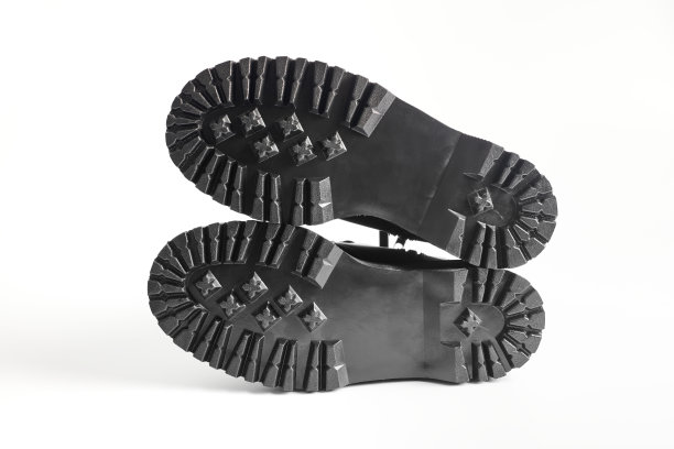 黑色战斗靴的耳底在高跟平台躺在孤立的白色背景图片下载