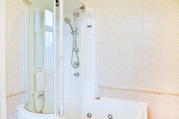 白色浴缸，淋浴，一个愉快的停留图片下载