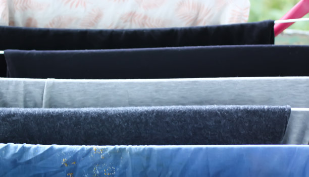 晾干晾在室外的干净衣服。图片下载