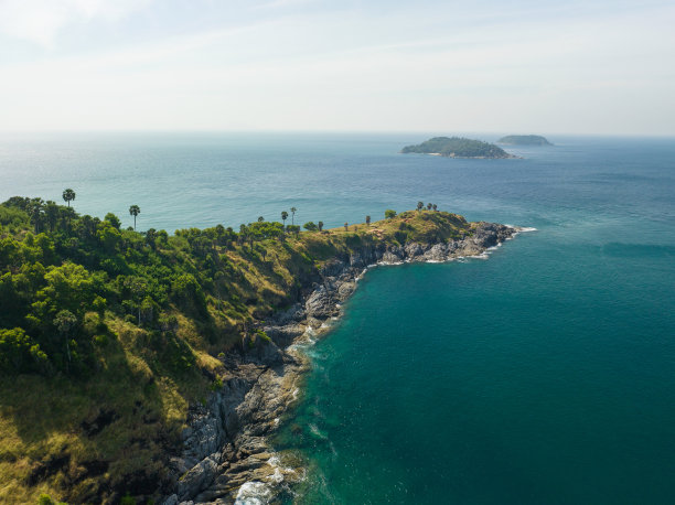 令人惊叹的海滨美丽的海，鸟瞰热带海洋在美丽的泰国普吉岛图片下载