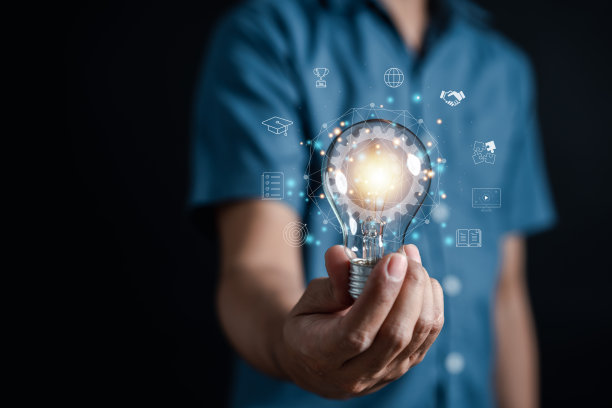 男子手持灯泡，学习教育和毕业理念。学习知识到创新思维理念和解决问题的解决方案，E-learning在线教育课程学位证书图片下载