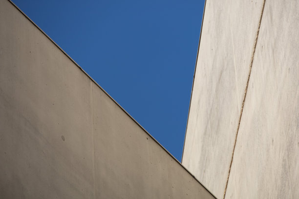 现代建筑，混凝土墙与蓝天-几何形状图片下载