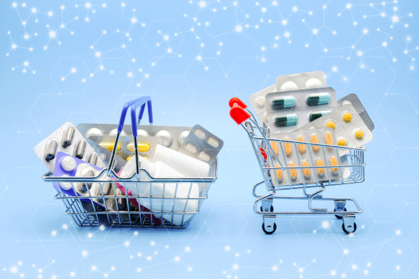 医疗创新理念。双曝光各种胶囊，装在购物篮和购物车药瓶在蓝色背景。购买药品。图片下载