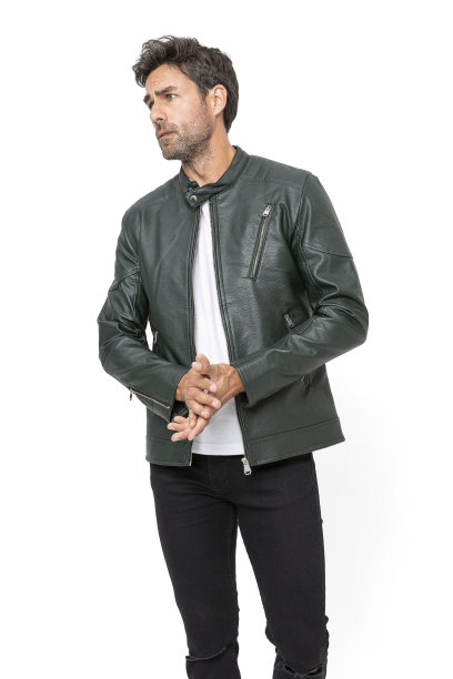 英俊的中年西班牙短粗胡须男子在白色工作室。图片下载