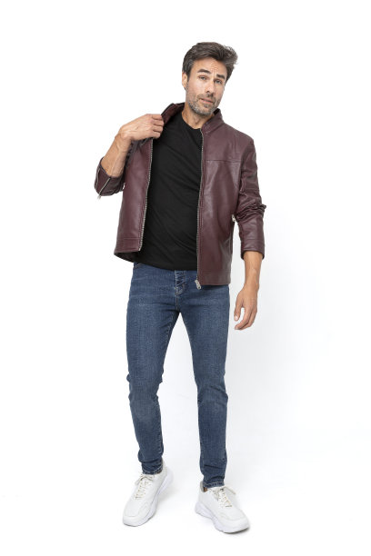 英俊的中年西班牙短粗胡须男子在白色工作室。图片下载