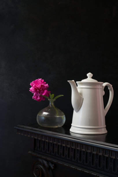 静物与复古白瓷茶壶和一个粉红色的牡丹花花瓶图片下载