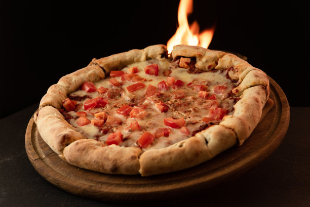 烹饪印度披萨。在炉火前烤披萨图片下载