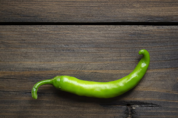 绿辣椒豆荚放在木桌上。青辣椒。辣椒绿。胡椒粉在桌上。图片下载
