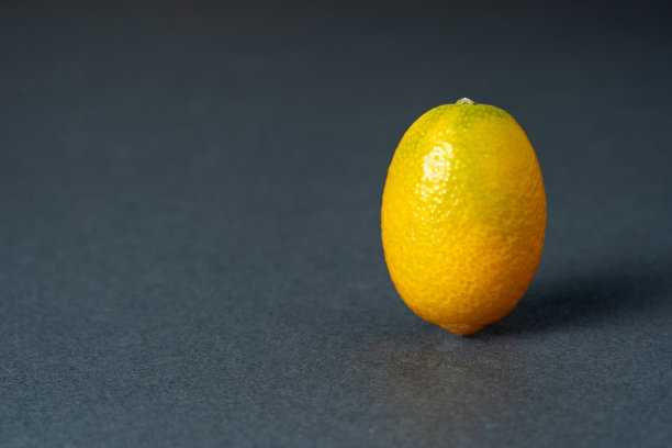 灰色背景上的金橘或金橘特写图片下载