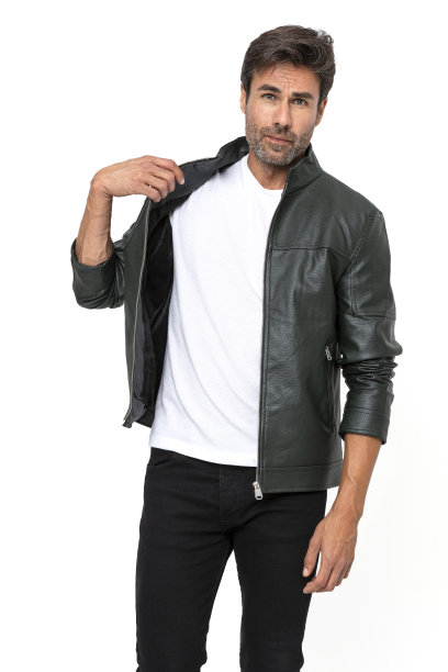 英俊的中年西班牙短粗胡须男子在白色工作室。图片下载