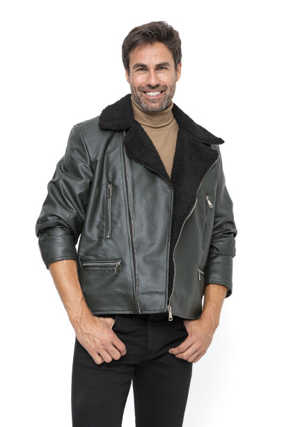 英俊的中年西班牙短粗胡须男子在白色工作室。图片下载