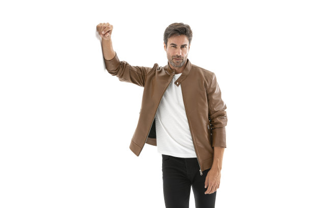 英俊的中年西班牙短粗胡须男子在白色工作室。图片下载