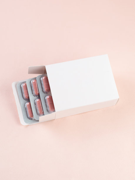 空白白色产品包装药品。盒子模型。
在一个开着的盒子里，一个含有维生素的水泡。放置logo和文本的地方。图片下载