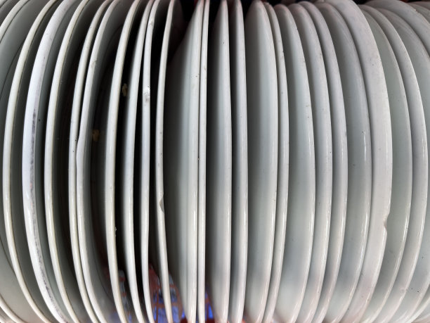 盘子堆在一起放在篮子里。图片下载