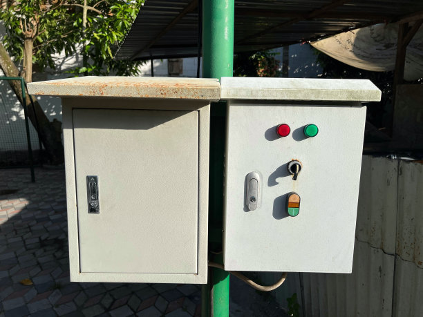 晴天金属柱上的电箱面板。图片下载