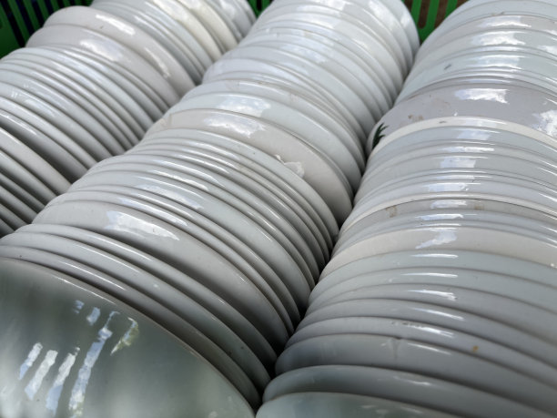 盘子堆在一起放在篮子里。图片下载