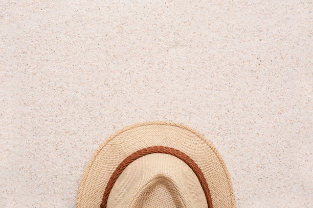 夏季极简主义的模型/模板上的沙背景与草帽和沙子。热带度假概念。图片下载