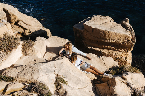 女性朋友在海边玩耍图片下载