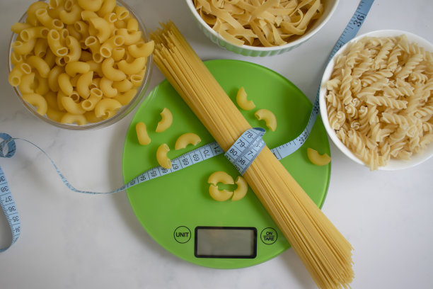 干意大利面，厨房的天平，浅色背景图片下载