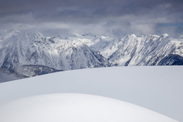 加拿大不列颠哥伦比亚省Revelstoke的塞尔柯克山脉图片下载