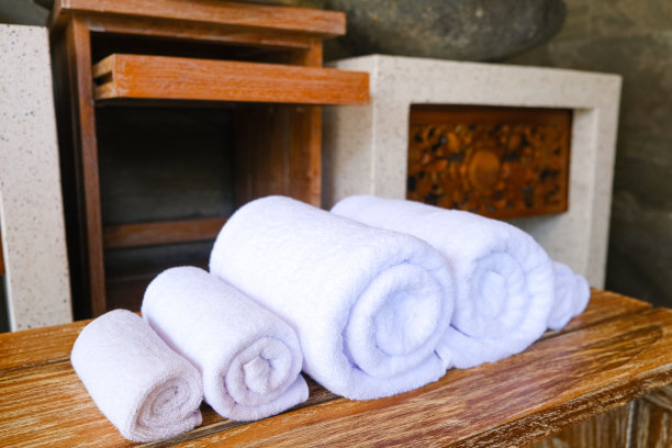 酒店有许多豪华的白色浴巾图片下载