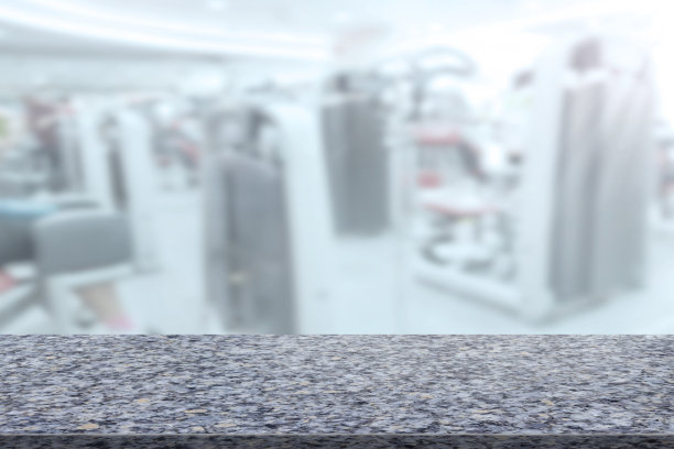 大理石桌子与模糊健身健身器材背景图片下载