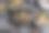 甜熟的黑葡萄切成两半图片下载