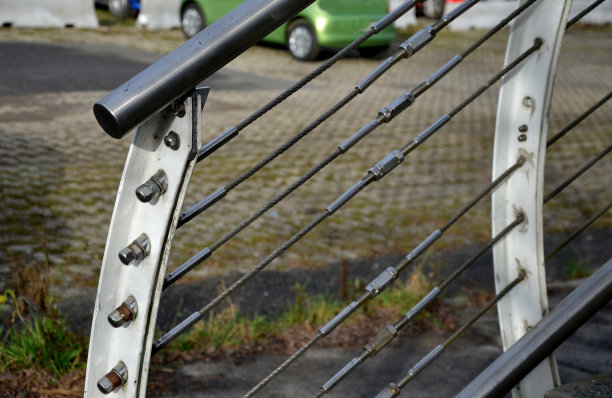 带不锈钢导丝的钢丝网围栏和带螺纹结构解决方案的张紧机构。详细解决了护栏、护栏、停车场的张拉索图片下载