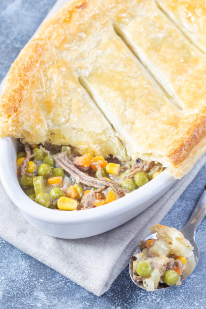 单独的牛肉派或深盘派放在烤盘中，饼皮掰开，垂直放置图片下载