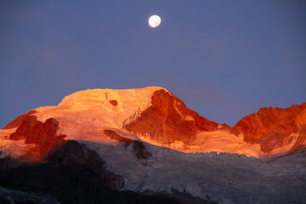 月亮在萨斯费山上图片下载