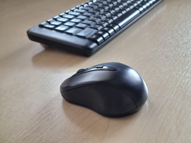 电脑键盘和鼠标放在办公室的桌子上图片下载
