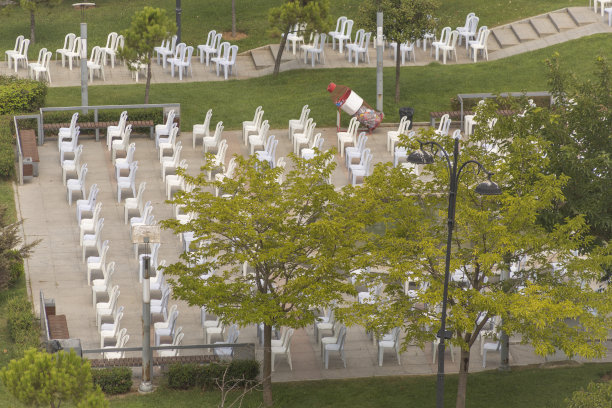 土耳其伊斯坦布尔atasehir公园音乐会前的空椅子图片下载