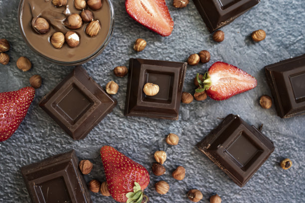 巧克力块新鲜草莓在黑色的背景图片下载