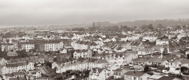 旧城市风景的灰度照片图片下载